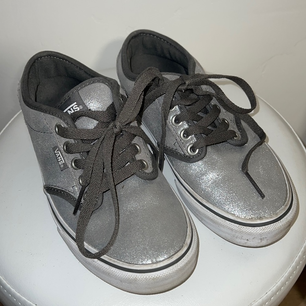 Slightly used VANS low cut silver sneakers US 8